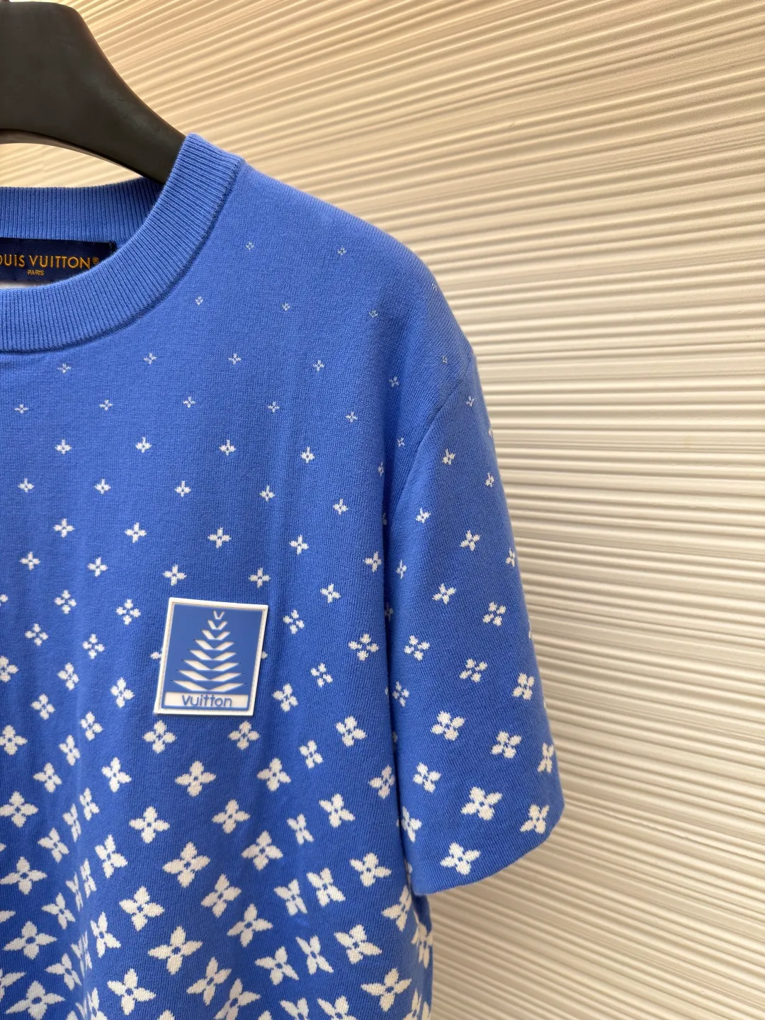 LOUIS VUITTON Snowy Woolen Short Sleeves ●Original version: Purchased and developed at 8850 ●Item number: 1681574-A55 ●Fabric: combed cotton fabric ●Technology: woolen fabric ●Color: blue ●Version: fitted version ●Weight: about 360 grams ●Size: XS-S-M-L ●Description: The wool material is made of [60/2 high count and high density (100% fully combed cotton yarn) yarn]. From a technical point of view, combed cotton will clean up excess impurities during the production process, making the woven items look smoother and high-end; compared to pure cotton, combed cotton is less prone to fluffing and pilling; pure cotton clothes are good, but there is a lot of rayon. Although the quality is not easy to pill, it is easy to shrink and deform; compared with pure cotton fabrics, combed cotton fabrics are more comfortable to wear and breathable, but the texture, washability, deformation resistance and wear resistance of combed cotton fabrics are much higher than pure cotton, and the texture of combed cotton fabrics is finer than that of ordinary pure cotton. The unit price of the yarn is high, and the quality is higher. The fabric pieces are woven using [a 47W imported Stoll 16-needle ultra-fine machine from Germany], which is woven at a parallel and even speed with reference to the original two-color jacquard structure. [It takes 270 minutes to knit one piece]. During the weaving, [3 sand spits] are used to alternately knit back and forth. The number of knitting rows for a single front garment hanging wool is as high as 6352 rows; Only after the inspection can we carry out [seam selection], [washing], [hand-made original main label], wash mark, details including the height of the wash mark, stitching method, and final ironing. Only after the general inspection can we package and ship. It will not be like those ordinary computerized flat knitting machines. In order to rush the goods, the speed is turned to the limit, and the stitches of the knitted garments are different in size, code and pattern. The overall wiring is straight and delicate, the fabric is comfortable and soft, and the color is consistent without color difference. It can be matched with the same style to create a fashionable look and control various occasions. Customized accessories, complete with three standards, same style for men and women!